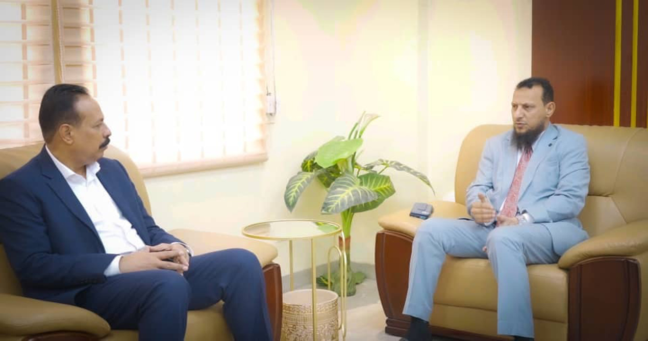 وزير الأشغال العامة والطرق يناقش مع محافظ العاصمة عدن خطة أولويات إصلاح وصيانة خطوط السير والشوارع الرئيسية في مديريات عدن