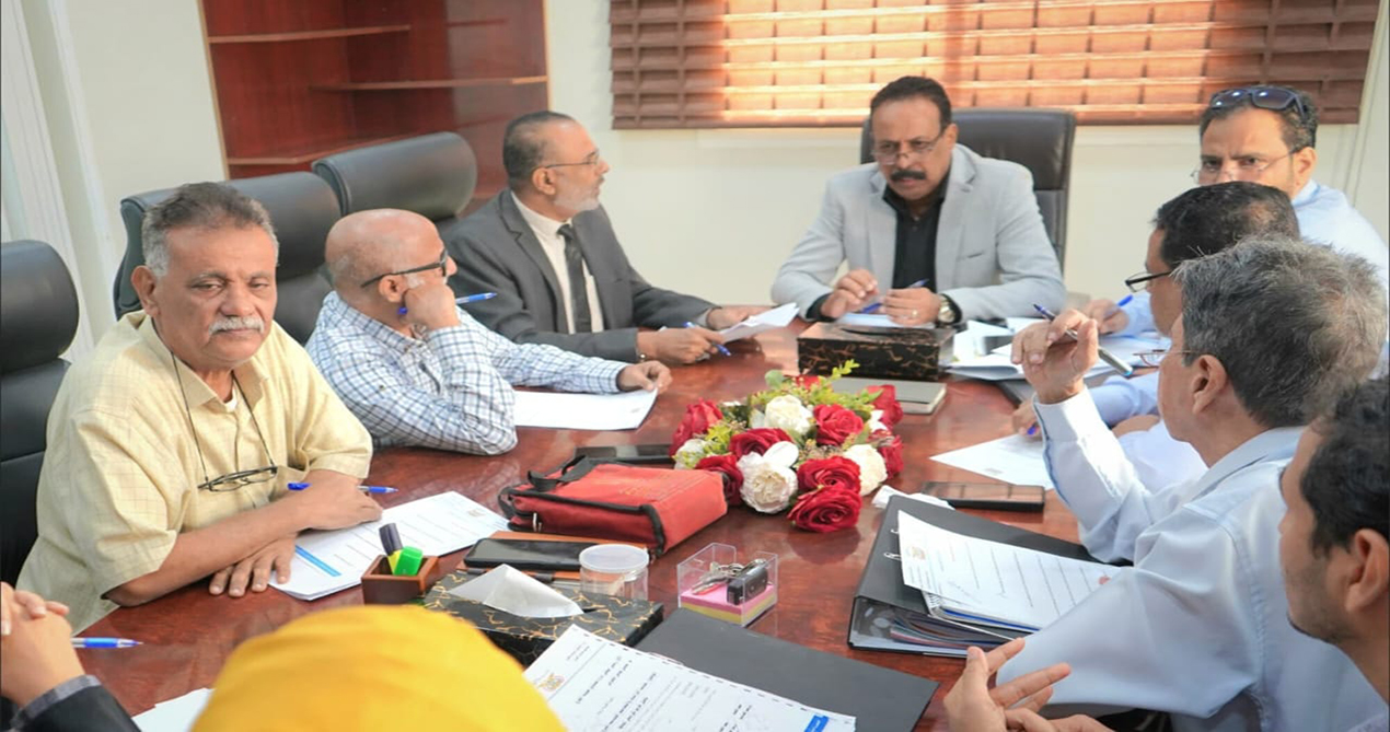 وزير الأشغال العامة والطرق يترأس اجتماع لجنة المناقصات بصندوق صيانة الطرق والجسور في العاصمة المؤقتة عدن لتعزيز الشفافية