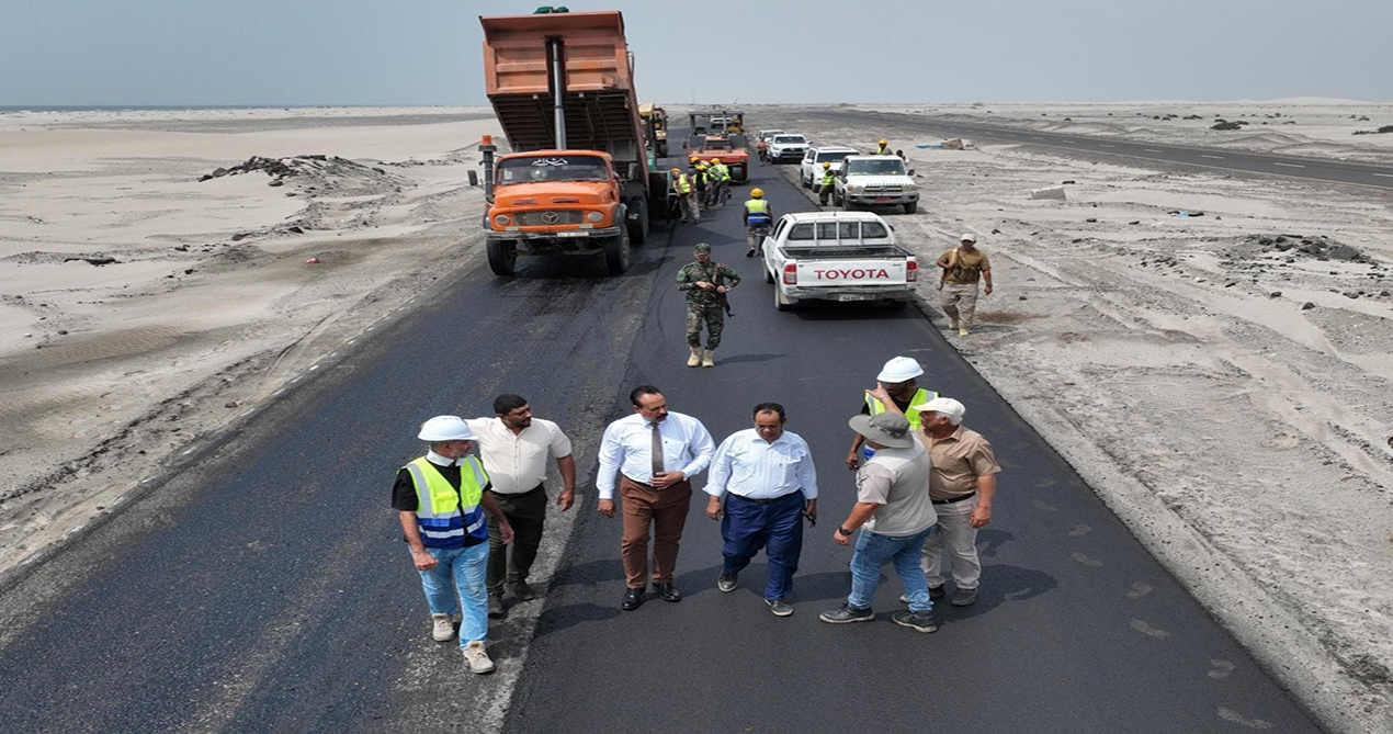 وزير الأشغال العامة والطرق يتفقد أعمال السفلتة الجارية في الخط الدولي الرابط بين منطقتي العلم ودوفس بمحافظة أبين
