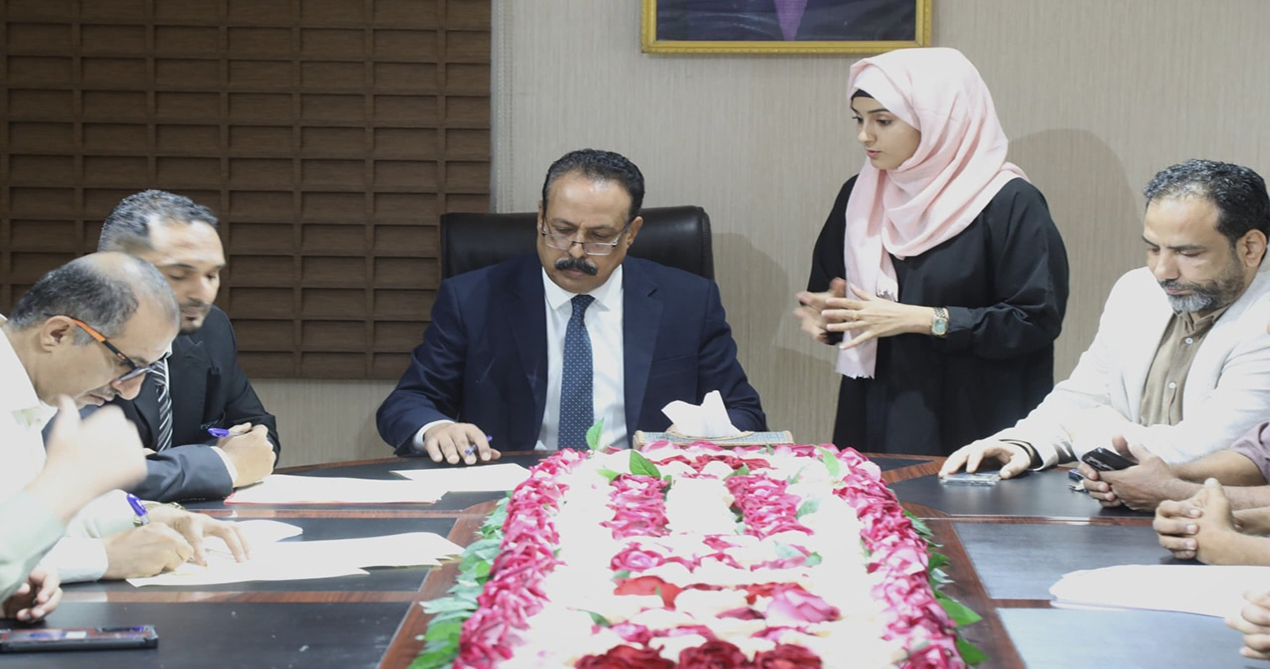 وزير الأشغال العامة والطرق يوقع اتفاقية الصيانة الروتينية لشبكة الطرق في المحافظات المحررة للأعوام 2026-2030م بمقر الوزارة في عدن