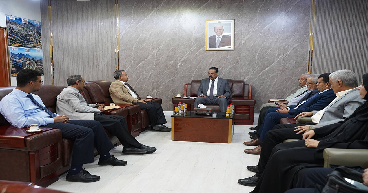 وزير الأشغال العامة ورئيس جامعة عدن خلال اجتماع لبحث الشراكة وتطوير البنية التحتية والمشاريع الإنشائية بالجامعة