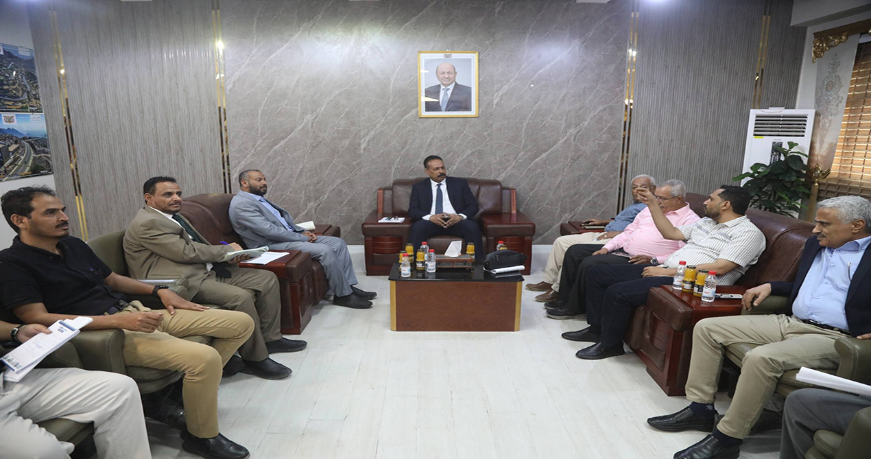 وزير الأشغال العامة والطرق ومحافظ الضالع خلال اجتماع لمناقشة تطوير شبكة الطرق والمشاريع المتعثرة